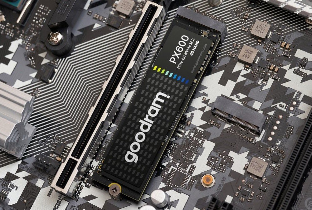 Komputer MAD DOG DIAXID605F-I21WB16WP Dysk SSD w formacie M.2 zamontowany na płycie głównej z wzorem w czarno-szare geometryczne kształty, z widocznymi detalami elektroniki i złączami, dysk, prędkość, odczyt, zapis, interfejs, żywotność