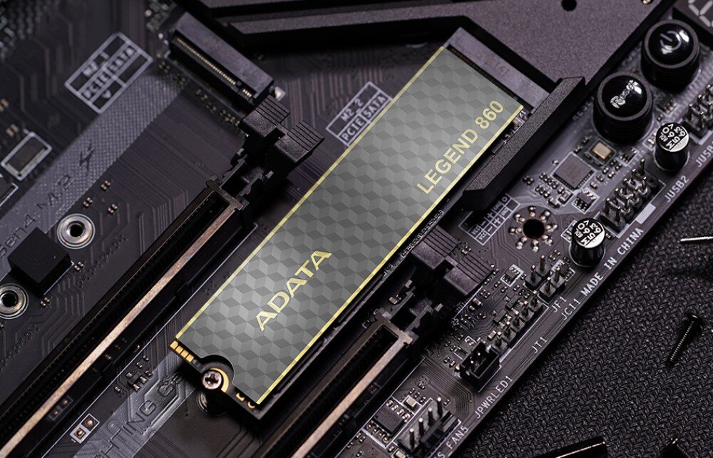 Komputer MAD DOG ENDORFY500AIR-I20WB64WP Dysk SSD M.2 zamontowany na płycie głównej, z eleganckim designem i złotymi akcentami na obudowie, dysk, pojemność, szybkość, korekcja błędów