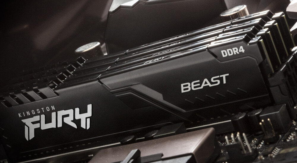Komputer MAD DOG ENDORFY300AIR-A15DB16 Zbliżenie na moduły pamięci RAM z napisem 'Fury Beast DDR4' zamontowane na płycie głównej, pamięć RAM, taktowanie, opóźnienia