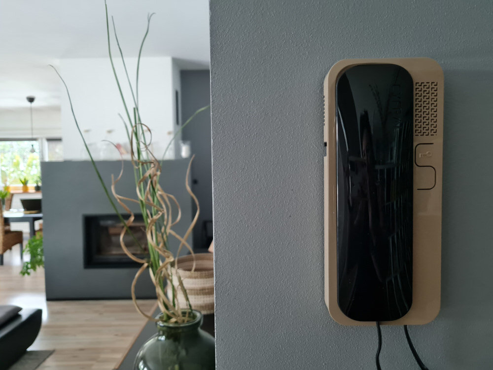 Unifon CYFRAL Smart Szaro-biały prosta obsluga jeden ruch palaca wcisnac przytrzymac przycisk na panelu glownym dezaktywacja zabezpieczenia mozliwosc wejscia do budynku