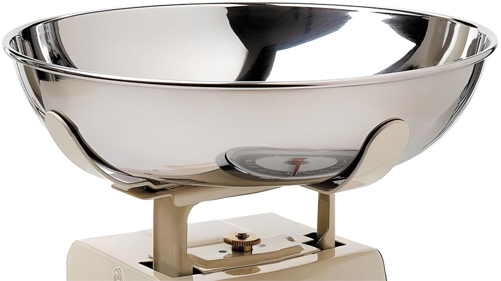 Waga kuchenna TERRAILLON Tradition 500 Kremowy metalowa misa na beżowej podstawie wagi białe tło funkcjonalne rozwiązanie stalowa konstrukcja elegancki beżowy kolor maksymalna nośność 5 kg małe i większe porcje dokładność pomiaru do 10 g precyzyjne odmierzanie składników metalowa misa pojemność 1,5 l do ważenia produktów sypkich i płynnych  