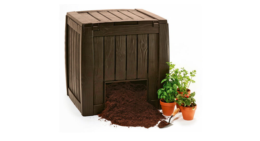 Kompostownik KETER Deco Composter 340L Brązowy kompostownik na białym tle widoczny od przodu po skosie obok trzy doiczki z roślinami wykonany z materiałów odpornych na wilgoć promieniowanie UV i zmienne temperatury surowce pochodzące z recyklingu produkt jest przyjazny dla środowiska czyścić letnią wodą z dodatkiem detergentu