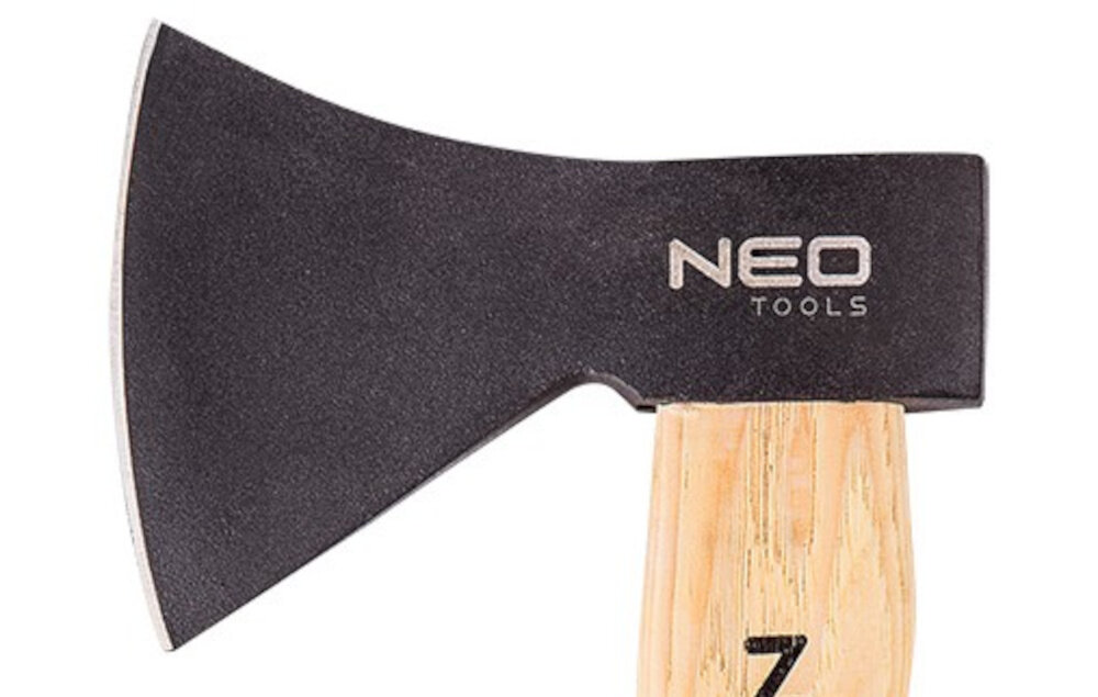 Siekiera NEO 27-010 1 kg glowica waga 1 kg grubosc 28 mm ze stali hartowanej wytrzymalosc na uszkodzenia mechaniczne odpornosc na zuzycie i korozje niezawodnosc trwalosc doskonala moc uderzenia