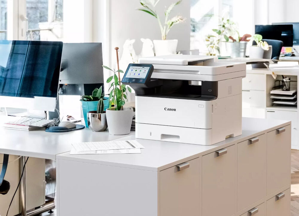 Багатофункціональний пристрій CANON i-SENSYS MF463dw II, автоматичний двосторонній друк, Wi-Fi-презентація пристрою в офісній кімнаті на шафі