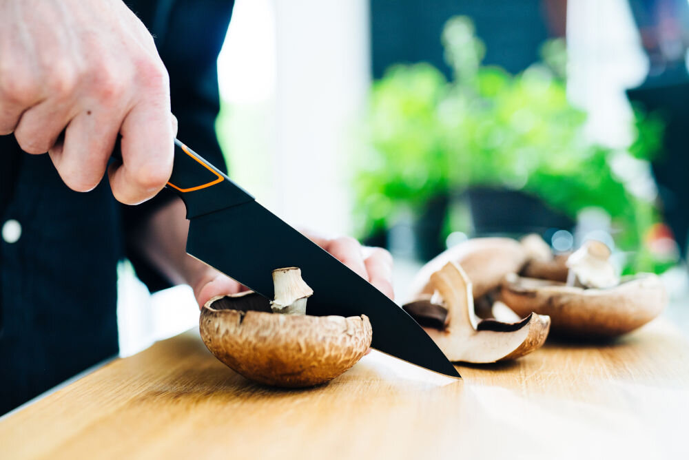 Zestaw noży FISKARS Edge 1003099 (6 elementów) wysoka jakość japońskiej stali nierdzewnej trwałość odporność na korozję wyjątkowa ostrość odpowiednia twardość ostrza 52 HRC precyzyjne przez długi czas dla amatorów jak i profesjonalistów 