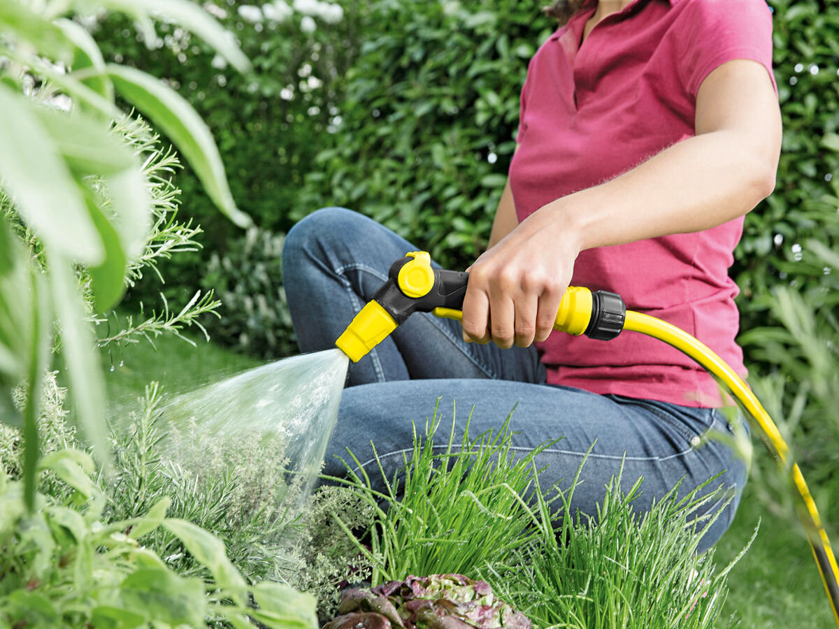 Wąż ogrodowy KARCHER PrimoFlex 3/4 25 m 2.645-142.0, UV, promienie, temperatura, sezony, w tle ogród, kobieta podlewa rośliny wężem