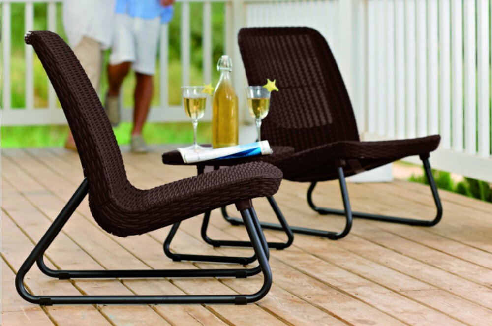 Zestaw mebli ogrodowych KETER 17197637 Rio Patio Set Brązowy do niezwykle przestrzeni stylowy wygląd wygodne siedziska niewielki rozmiar minimalistyczna strefa relaksu dwa krzesła stolik w kolorze brązowym