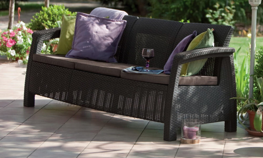 Sofa ogrodowa KETER Corfu Love Seat 3 osobowa Antracytowy poduszki na siedziskach miękkie materiał łatwy w utrzymaniu czystości łagodne środki czysz miękkie ściereczki